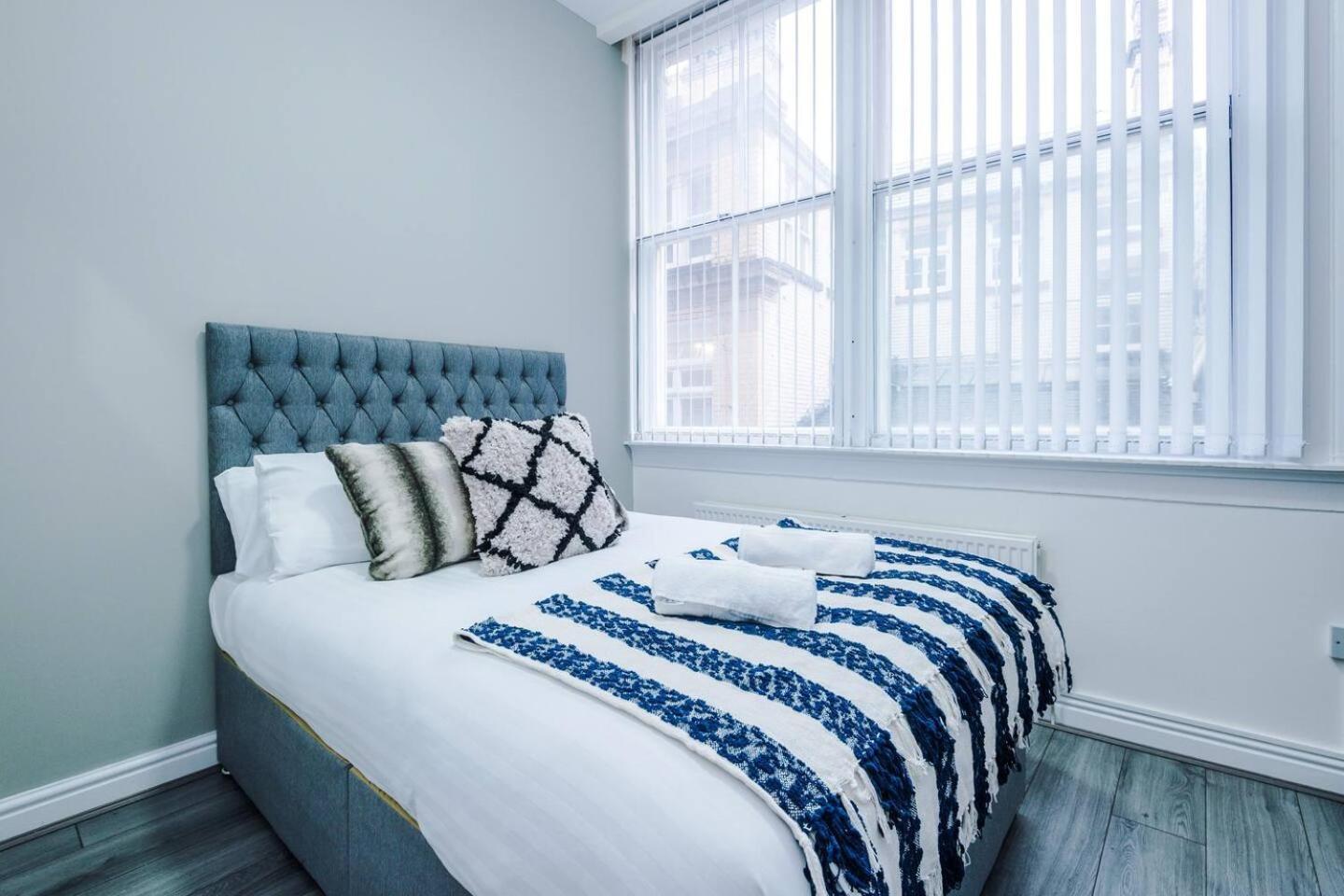 Stunning City Centre Two Bedroom Apartment *